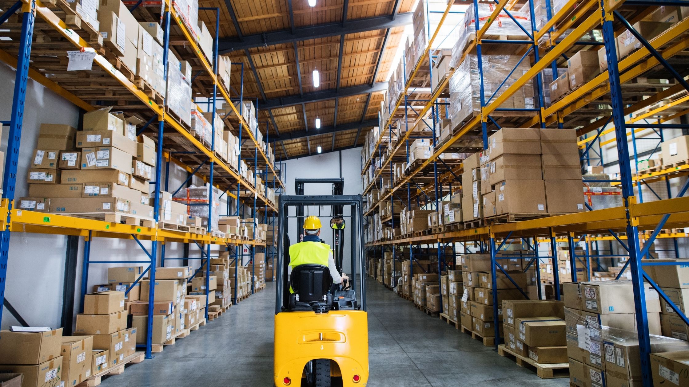 A Look at Various Material Handling Equipment Used in a Warehouse